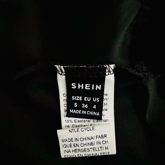 Plunging Neck Lantern
Sleeve Bodysuit
Black / 4(S) - Picture 6 of 6